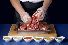 僅100個(gè)位，月均營(yíng)收卻超百萬(wàn)的中式現(xiàn)拌烤肉店是如何設(shè)計(jì)出來(lái)的？